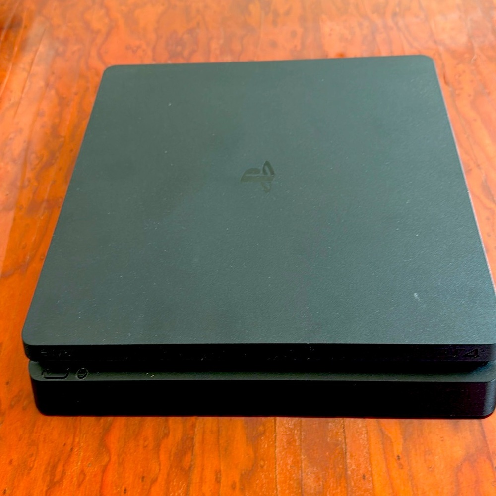PS 4 used but new condition with controler